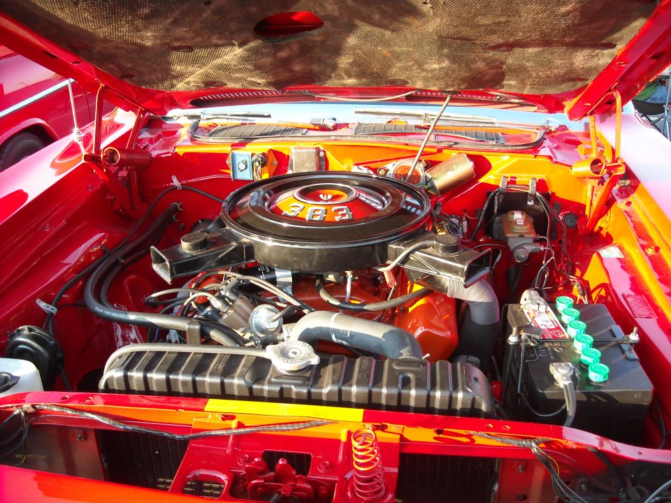 Engine bay with a V8 engine, air cleaner reads 383