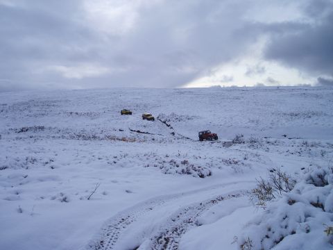 2000 Ford E350 - Off-road vehicles navigate a snowy terrain. The image includes a watermark for Supermotors.net.