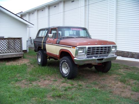 1979 Ford Bronco - This lifted 1979 Ford Bronco features a two-tone paint scheme and off-road tires.