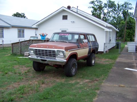 1979 Ford Bronco - This lifted Ford Bronco features a two-tone paint scheme and a "MEDUSA" windshield decal.