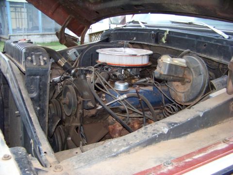 1979 Ford Bronco - The engine bay of a 1979 Ford Bronco, its V8 engine and air cleaner assembly.