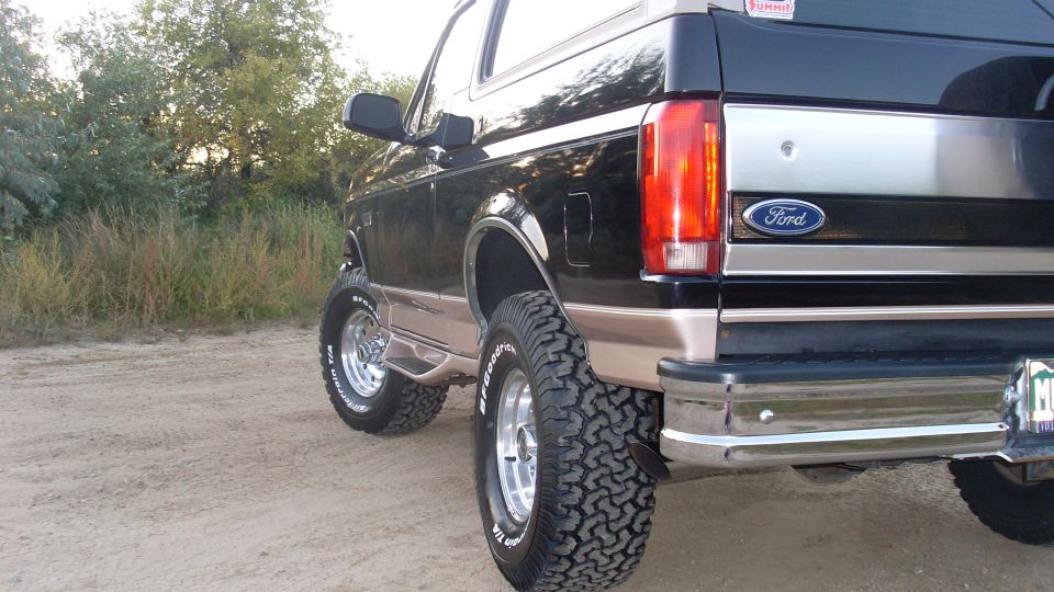 1996 Ford Bronco rear passenger side, showing tire and quarter panel
