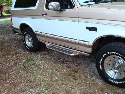 1992 Ford Bronco - This 1992 Ford Bronco features a two-tone paint scheme and side steps.