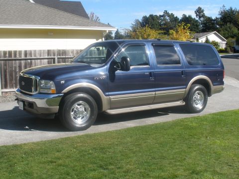 2002 Ford Excursion - This blue 2002 Ford Excursion features tan lower body cladding and chrome wheels.