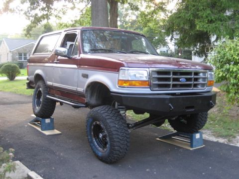 1996 Ford Bronco - This lifted 1996 Ford Bronco features a two-tone paint scheme and an aggressive aftermarket front bumper.