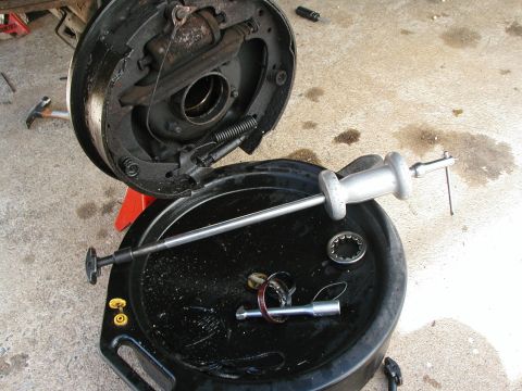 1989 Ford Bronco - Slide hammer at work. I rented this one from Adavance Auto in my town. Great store. Only go there. I had to pay the full price of the tool,…