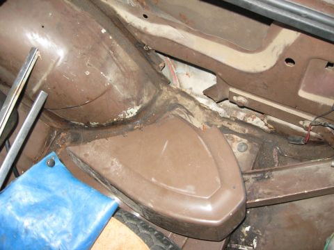 1991 Ford Bronco - Interior view showing a plastic panel and tire, with a Supermotors.net watermark.