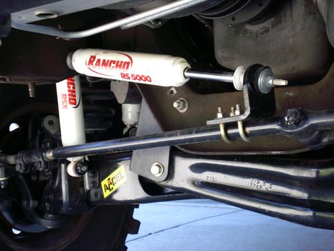 1996 Ford Bronco - View to show where both ends of stabilizer mount.