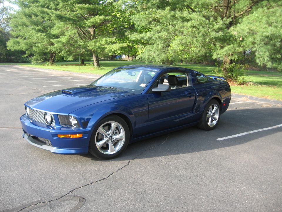 Blue 2007 Ford Mustang coupe parked in a lot