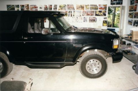 1994 Ford Bronco - Removing the silver pinstripe.