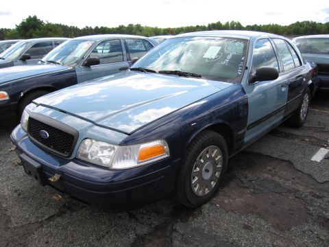1991 Ford LTD Crown Victoria - This Ford Crown Victoria appears to be from the early 2000s, not a 1991 model as claimed.