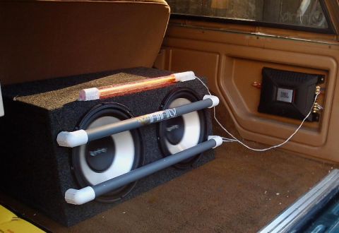 1989 Ford Bronco - 2 infinity 12s with a neon light hehe