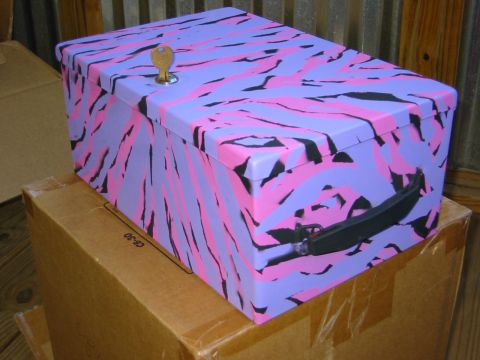 1996 Ford Bronco - This storage box has a unique camouflage pattern and a key lock for security.