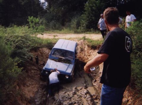 1989 Ford Bronco - Hooking up the Sammy to pull it out. He didnt get very far