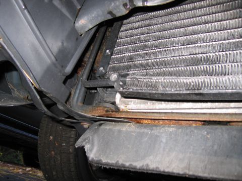 1991 Ford LTD Crown Victoria - Front end damage to a vehicle, focusing on the radiator and bumper components.