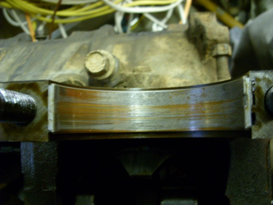 Engine bearing with wear marks