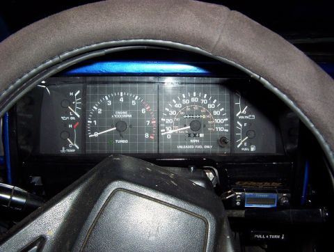 1986 Toyota Hilux - The vehicle's dashboard displays various gauges including speed, engine RPM, oil pressure, temperature, voltage, and fuel level.