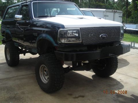1993 Ford Bronco - This lifted 1993 Ford Bronco features a two-tone paint scheme and a heavy-duty aftermarket bumper.