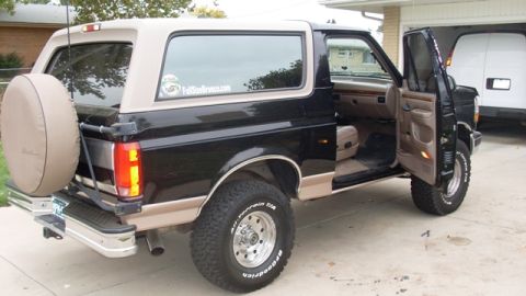 1996 Ford Bronco - This Ford Bronco appears to be from the early to mid-1990s, not a 1996 model.
