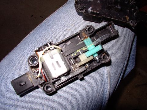 1990 Lincoln Town Car - Four eyelets(that should have had removeable screws) drilled out and the sides of the case separated with a carpet knife, here's the result.