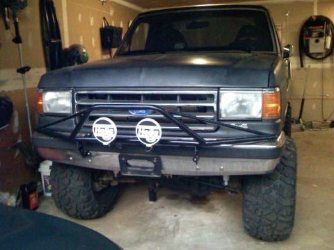 1989 Ford Bronco - This Ford truck has a grille and headlight design consistent with the 1987-1991 model years.