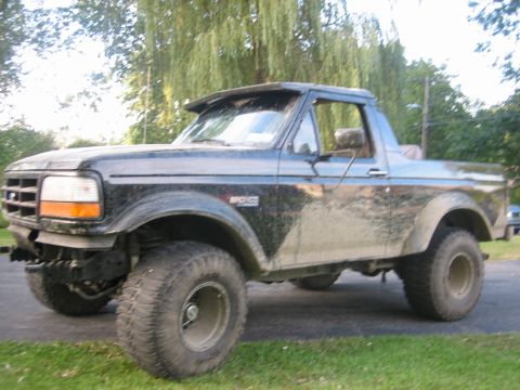 1995 Ford Bronco - This 1995 Ford Bronco is covered in mud, suggesting it has been off-roading.