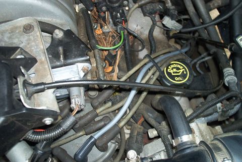 1996 Ford Bronco - Differential Pressure Feedback (DPFE) Location pic in a 96 5.0; Silver Rectangular item, driver's side next to distributor - MIESK5 NOTE: o…