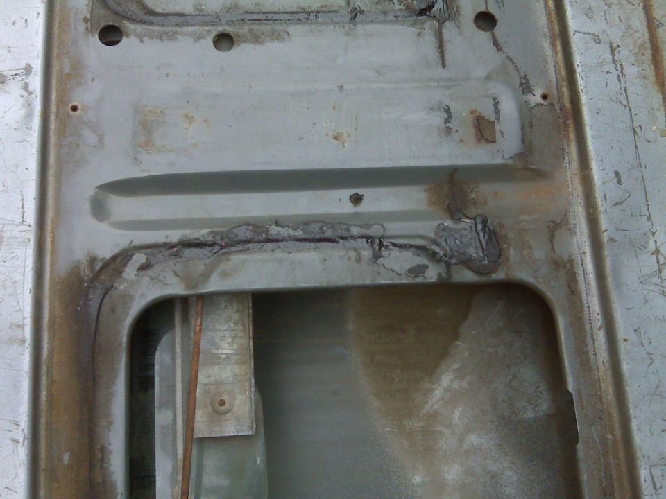 As you can see the passenger is not even visible because of the non removable cross beam support.