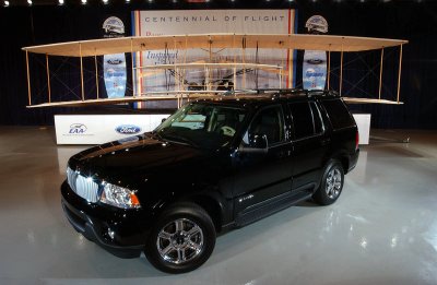 2004 Lincoln Aviator photo