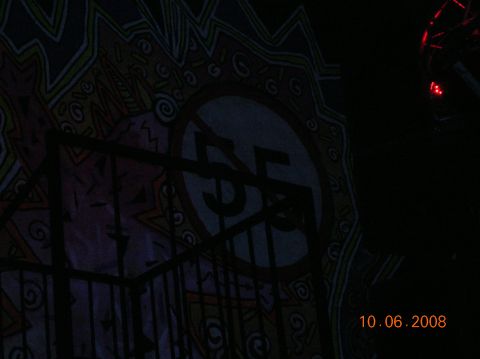 1985 Ford Bronco - A mural with a prominent '55' is visible behind a fence, with a date stamp in the corner.