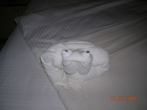 1985 Ford Bronco - Towel art shaped like a crab on a bed, dated 10.06.2008.