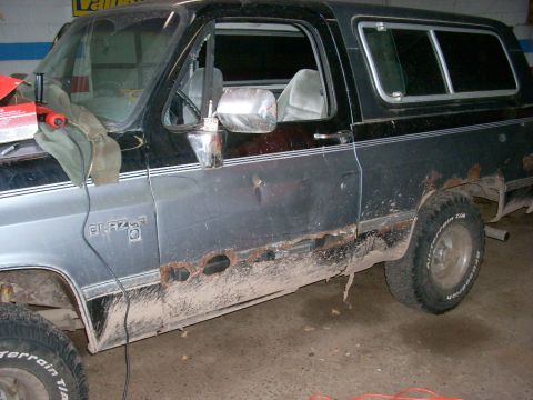 1988 Chevrolet Blazer - This 1988 Chevrolet Blazer shows significant rust along the lower body panels and doors.