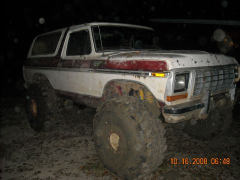 1979 Ford Bronco - This lifted Ford Bronco is covered in mud, suggesting it has been off-roading.