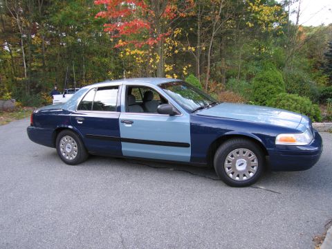 2001 Ford Crown Victoria - This 2001 Ford Crown Victoria features a distinctive two-tone blue paint scheme.