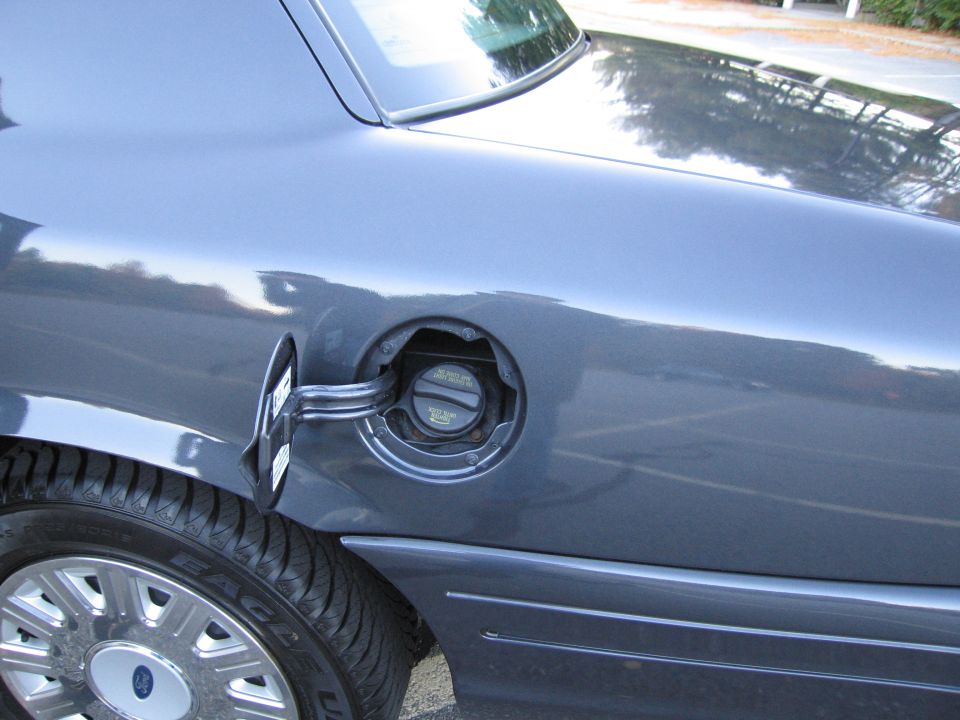 Crown Victoria open fuel filler door with capless or capped neck