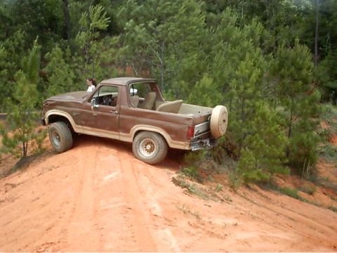 1985 Ford Bronco - came back to take pix of Gregs stuck, by fluke, a nice pic of bronco crossed up, making a sad attempt at flex