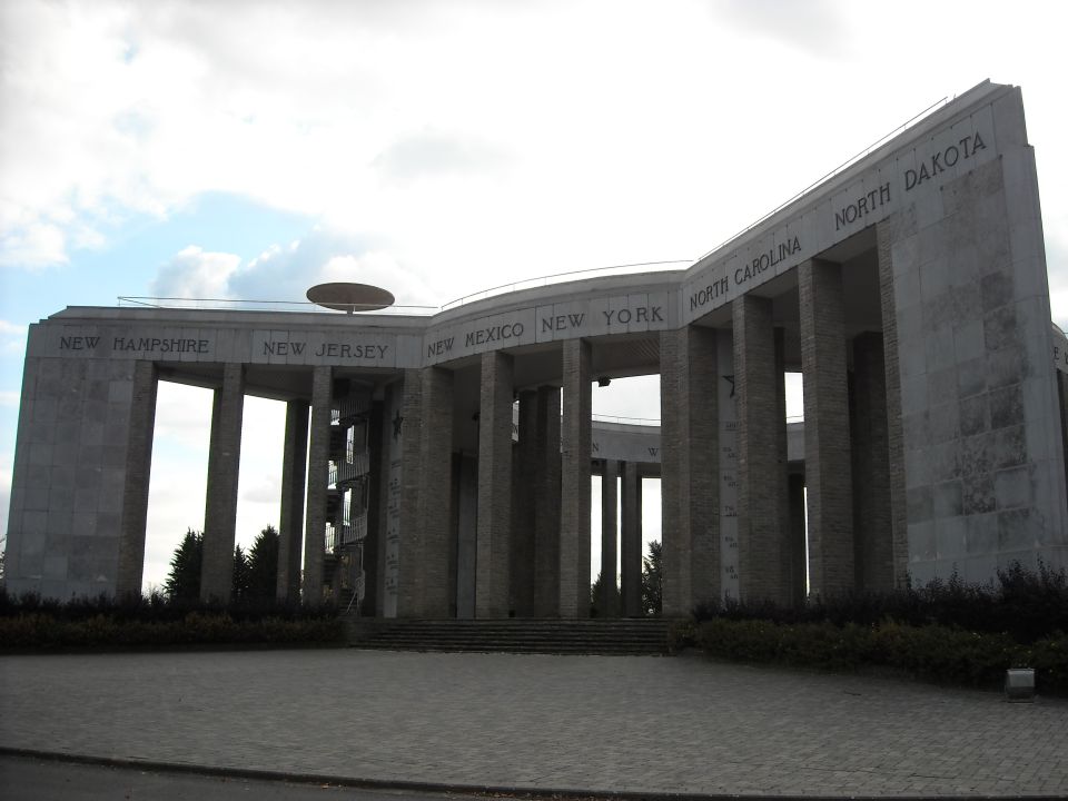 Stone monument with columns and curved upper section labeled with US state names