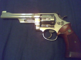 1990 Ford Bronco - A close-up of a revolver, wooden grips and a visible Supermotors.net watermark.