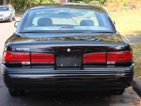 2003 Ford Crown Victoria photo