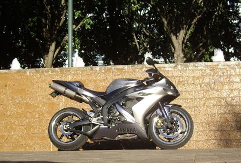 2004 Yamaha R1 photo