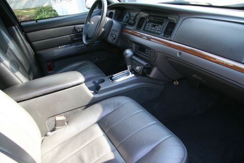 2007 Ford Crown Victoria - Front Seats