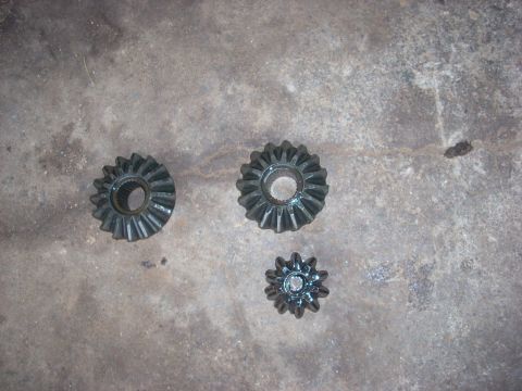 1988 Chevrolet Blazer - Differential gears are shown on a concrete floor, with a Supermotors.net watermark in the lower right corner.