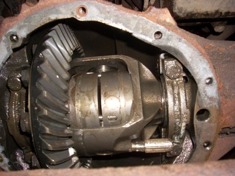 1988 Chevrolet Blazer - Close-up view of differential gears and housing, with "SUPERMOTORS" visible on a watermark.