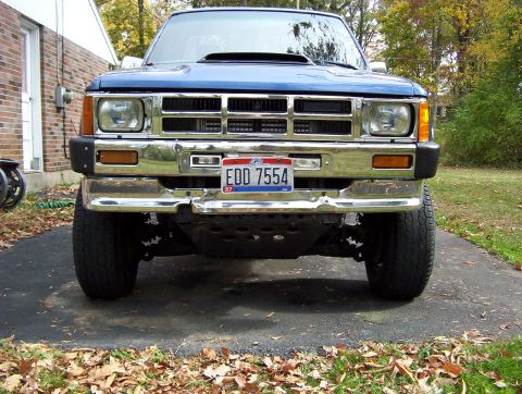 1986 Toyota Hilux - Front view of a blue 1986 Toyota Hilux pickup truck parked on a driveway.