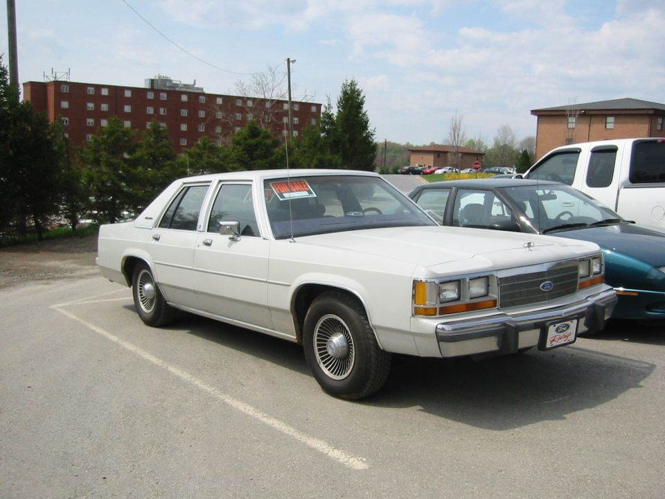 I was hesitant to post the two good exterior shots I have of my car because they have a 4-sale sign in the window.  I don't want to sell my 'Vic at all, but with college bills rolling in faster than my paychecks, I was in a bind to get some money.  Since then, things have worked out, and I think I will get to hold on to my baby for a good while to come.