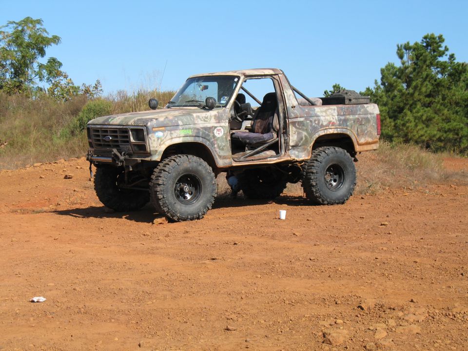 Jack's Bronco. He's swapping from his rollers to his Boggers at the moment. Obviously, these pics are from the morning of our 1st wheeling day.