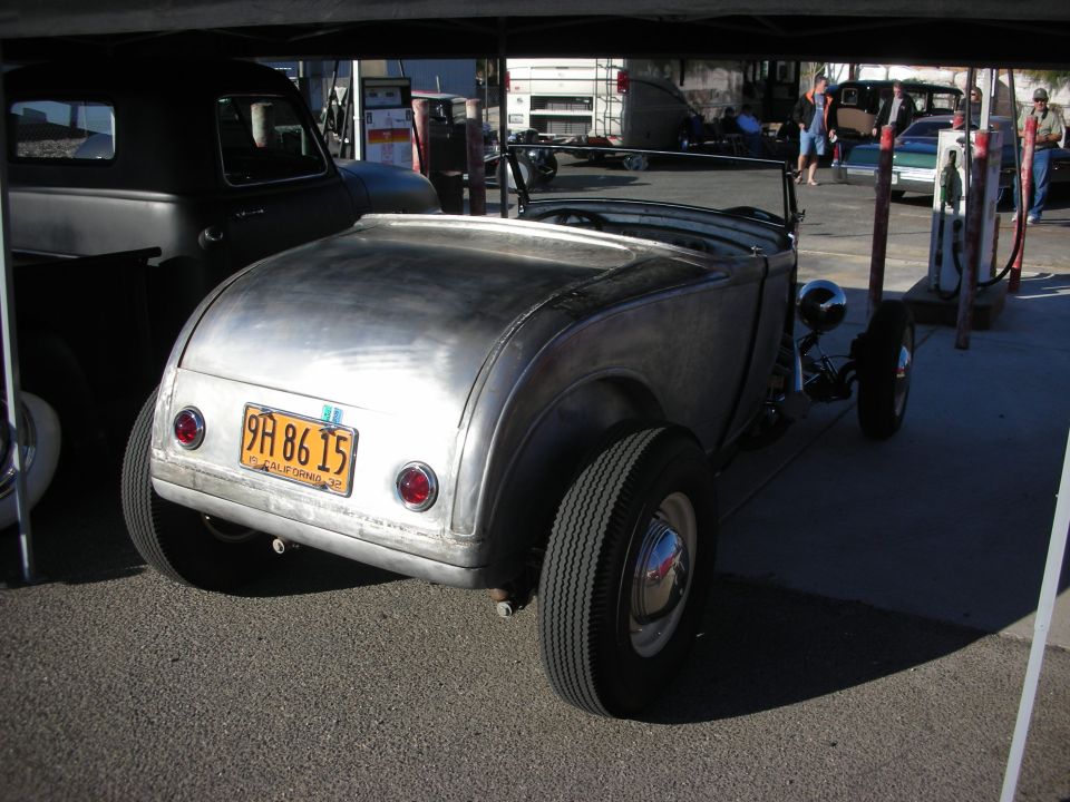 Bare metal hot rod with California license plate 9R 86 15, seen from the rear