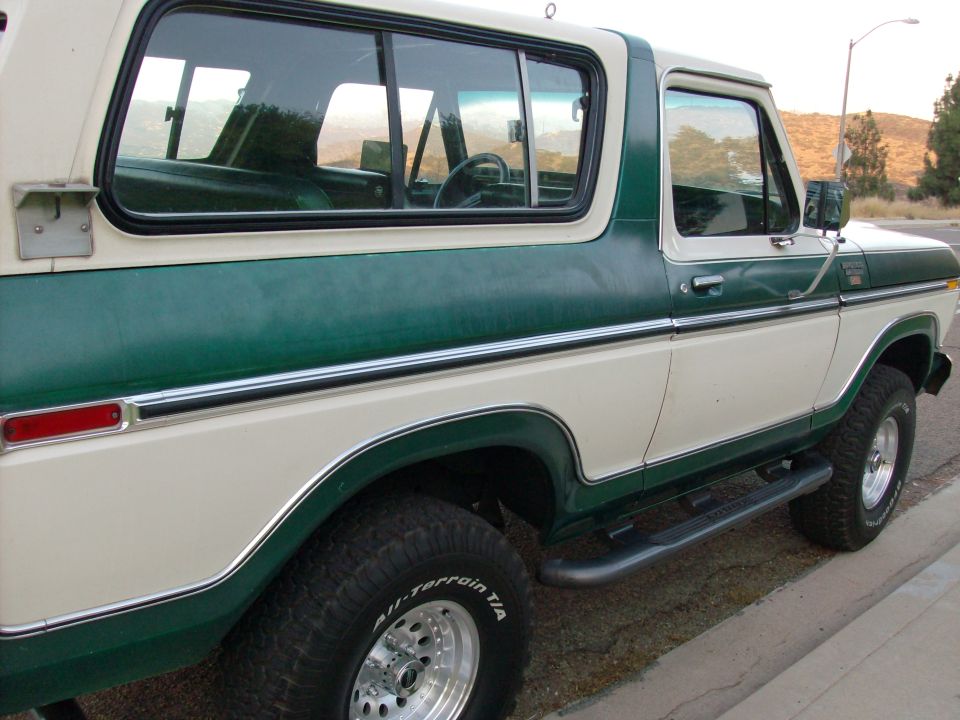 1978 Ford Bronco, two-tone white and green, side view, chrome trim, running boards, aftermarket wheels, all-terrain tires