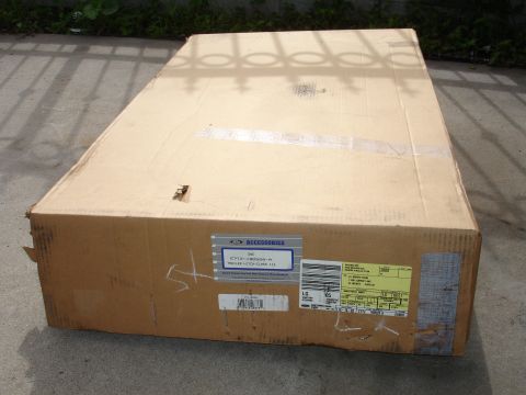 1992 Ford F-350 - Box containing a Ford Trailer Hitch-Class III accessory, part number E7TZ-19D528-A.
