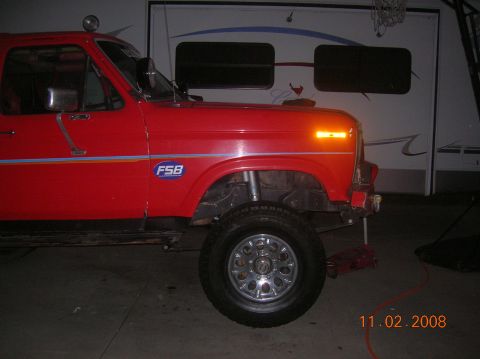 1985 Ford Bronco - This 1985 Ford Bronco features custom wheels and an FSB decal on the fender.